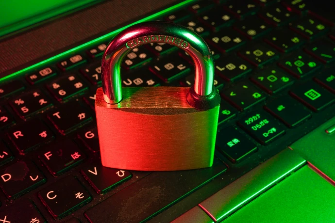 Rood hangslot op een toetsenbord, voor de beveiliging van website en Odoo